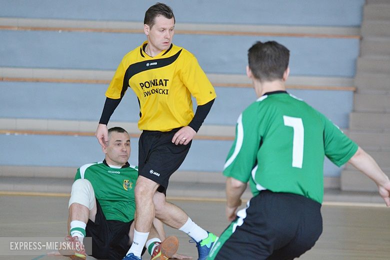 Rozgrywki radnych na hali sportowej w Środzie Śląskiej