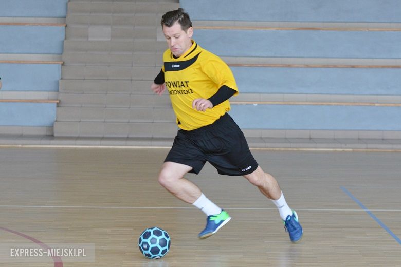 Rozgrywki radnych na hali sportowej w Środzie Śląskiej