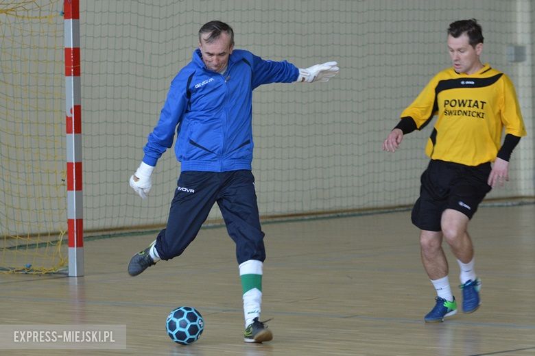 Rozgrywki radnych na hali sportowej w Środzie Śląskiej