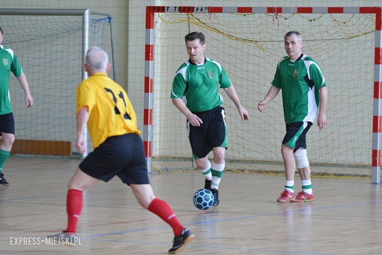 Rozgrywki radnych na hali sportowej w Środzie Śląskiej