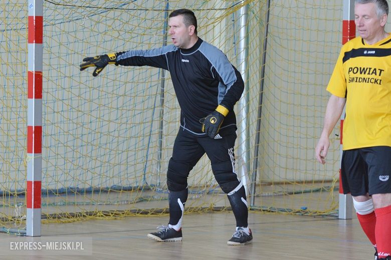 Rozgrywki radnych na hali sportowej w Środzie Śląskiej