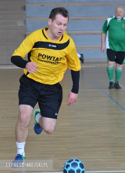 Rozgrywki radnych na hali sportowej w Środzie Śląskiej