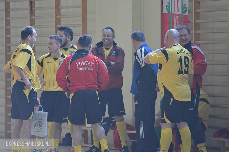 Rozgrywki radnych na hali sportowej w Środzie Śląskiej
