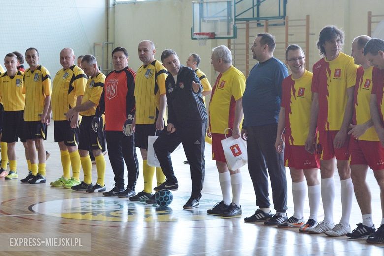 Rozgrywki radnych na hali sportowej w Środzie Śląskiej
