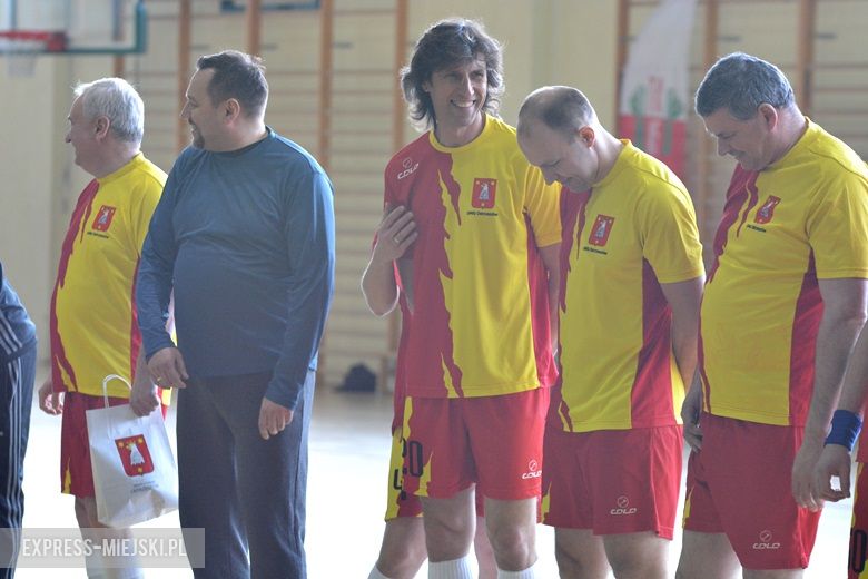 Rozgrywki radnych na hali sportowej w Środzie Śląskiej