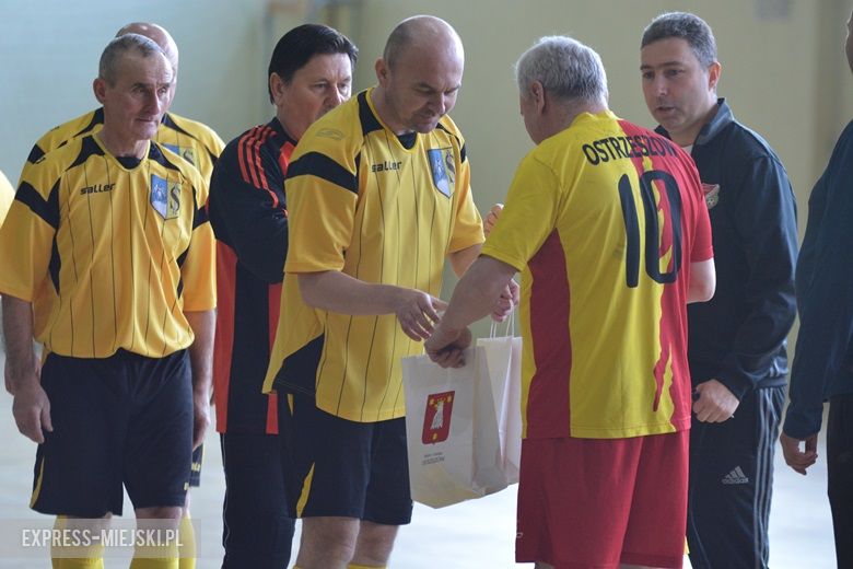 Rozgrywki radnych na hali sportowej w Środzie Śląskiej