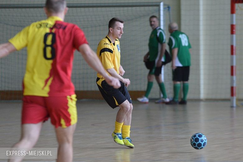 Rozgrywki radnych na hali sportowej w Środzie Śląskiej
