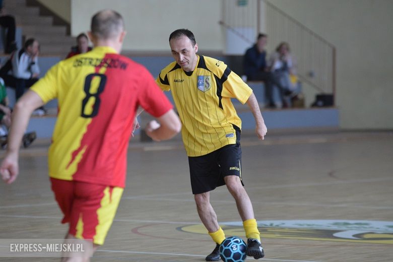 Rozgrywki radnych na hali sportowej w Środzie Śląskiej