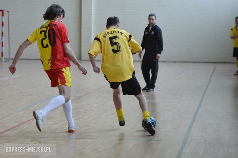 Rozgrywki radnych na hali sportowej w Środzie Śląskiej