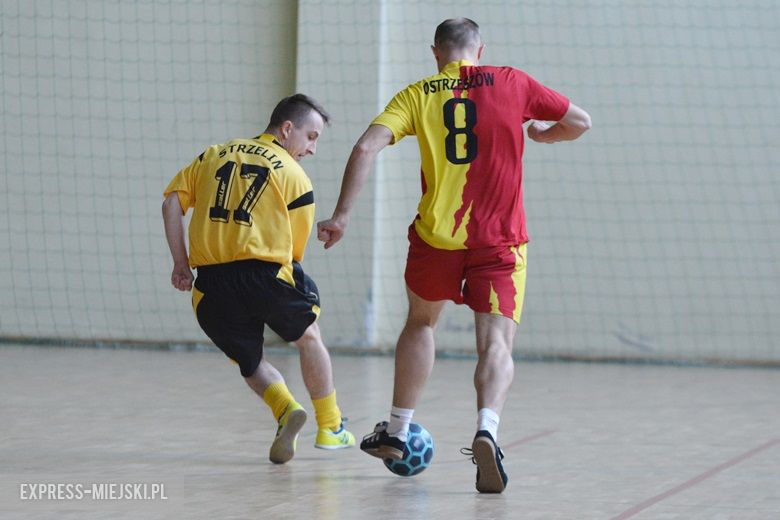 Rozgrywki radnych na hali sportowej w Środzie Śląskiej