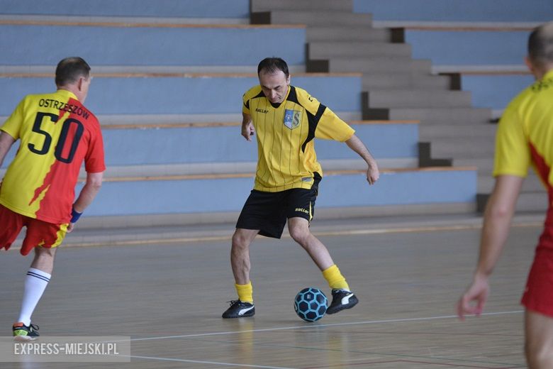 Rozgrywki radnych na hali sportowej w Środzie Śląskiej