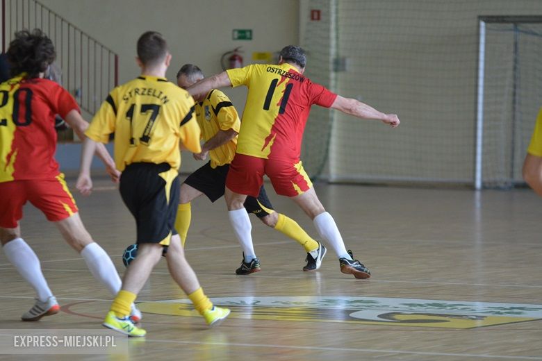 Rozgrywki radnych na hali sportowej w Środzie Śląskiej