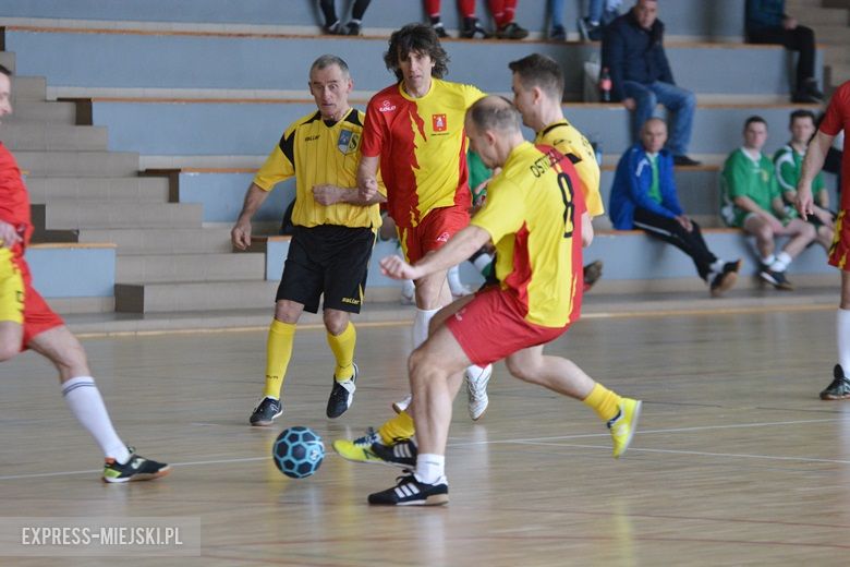 Rozgrywki radnych na hali sportowej w Środzie Śląskiej