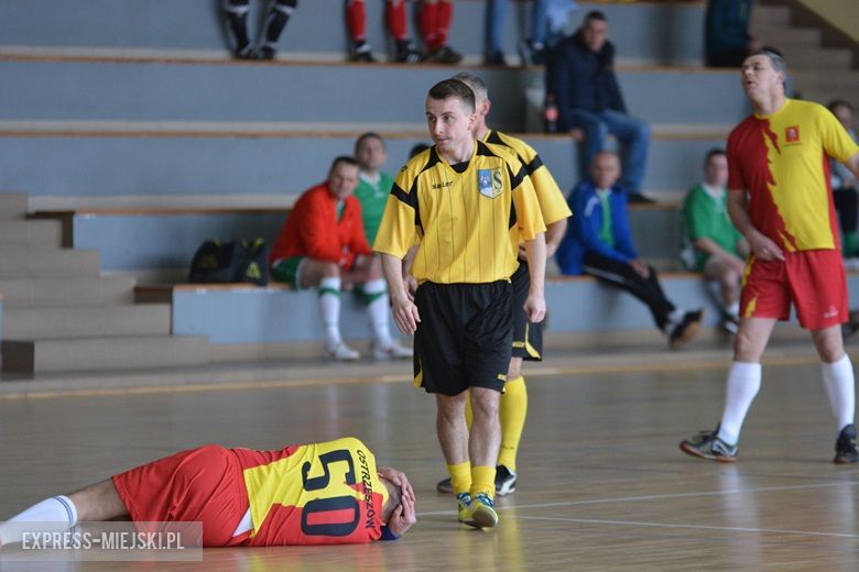 Rozgrywki radnych na hali sportowej w Środzie Śląskiej