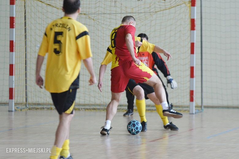 Rozgrywki radnych na hali sportowej w Środzie Śląskiej
