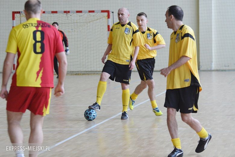 Rozgrywki radnych na hali sportowej w Środzie Śląskiej