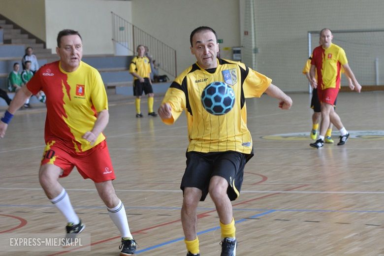 Rozgrywki radnych na hali sportowej w Środzie Śląskiej