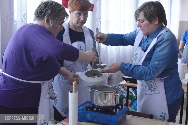 Uczestnicy konkursu musieli ugotować żurek