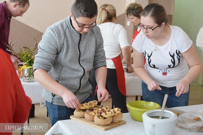 Uczestnicy konkursu musieli ugotować żurek