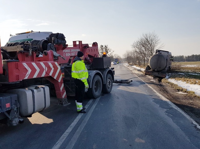 Dwie cysterny zderzyły się na drodze wojewózkiej