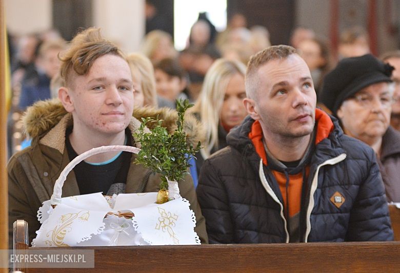 Poświęcenie pokarmów w kościele w Środzie Ślaskiej