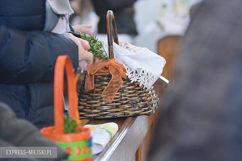 Poświęcenie pokarmów w kościele w Środzie Ślaskiej