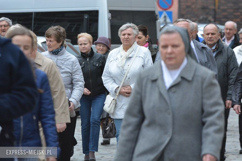 Modlitwa na rynku w Środzie Śląskiej