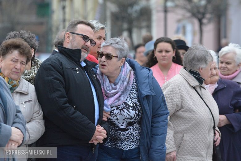 Modlitwa na rynku w Środzie Śląskiej