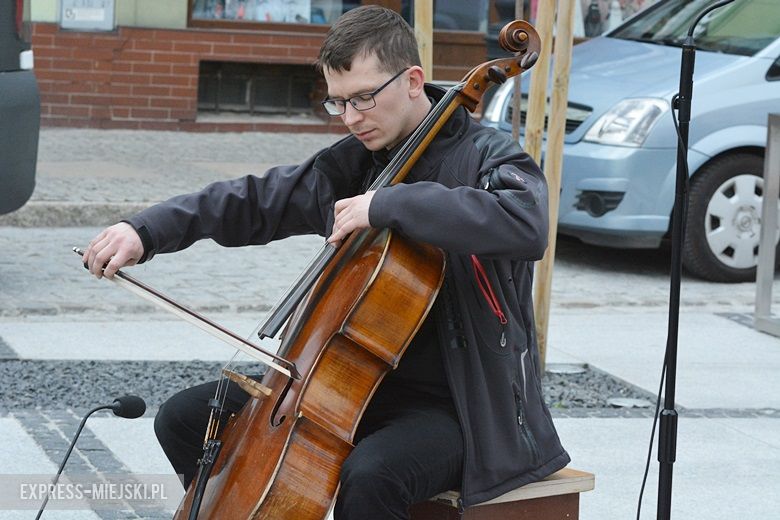 Modlitwa na rynku w Środzie Śląskiej