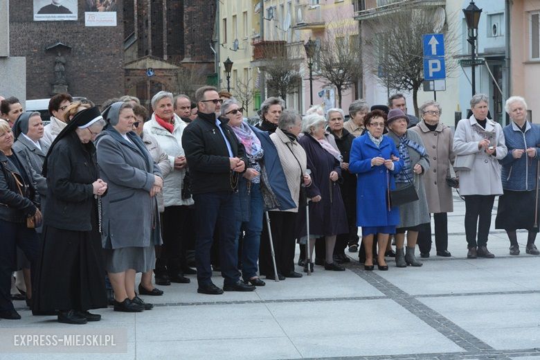 Modlitwa na rynku w Środzie Śląskiej