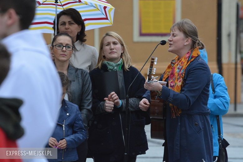 Modlitwa na rynku w Środzie Śląskiej