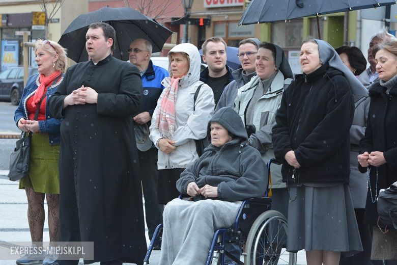 Modlitwa na rynku w Środzie Śląskiej