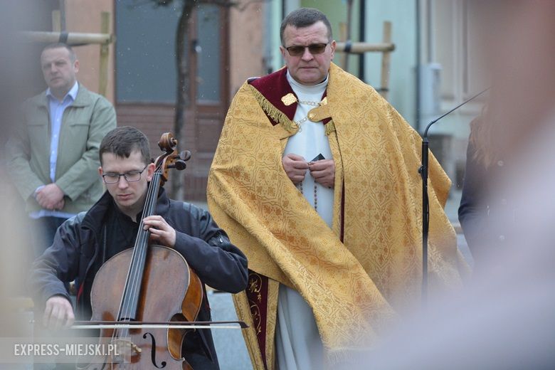 Modlitwa na rynku w Środzie Śląskiej