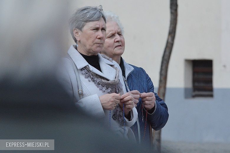 Modlitwa na rynku w Środzie Śląskiej