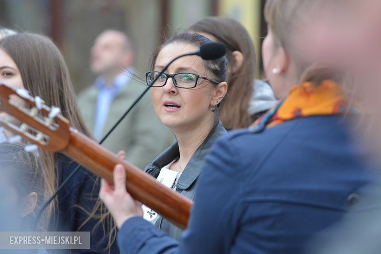 Modlitwa na rynku w Środzie Śląskiej