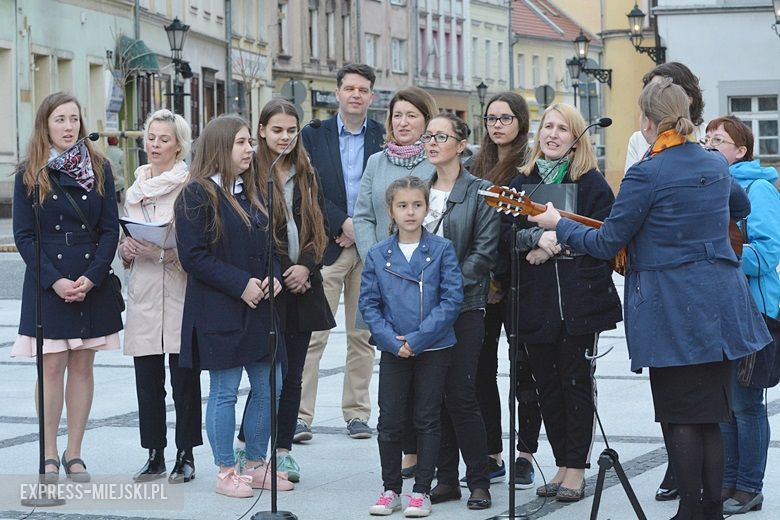 Modlitwa na rynku w Środzie Śląskiej
