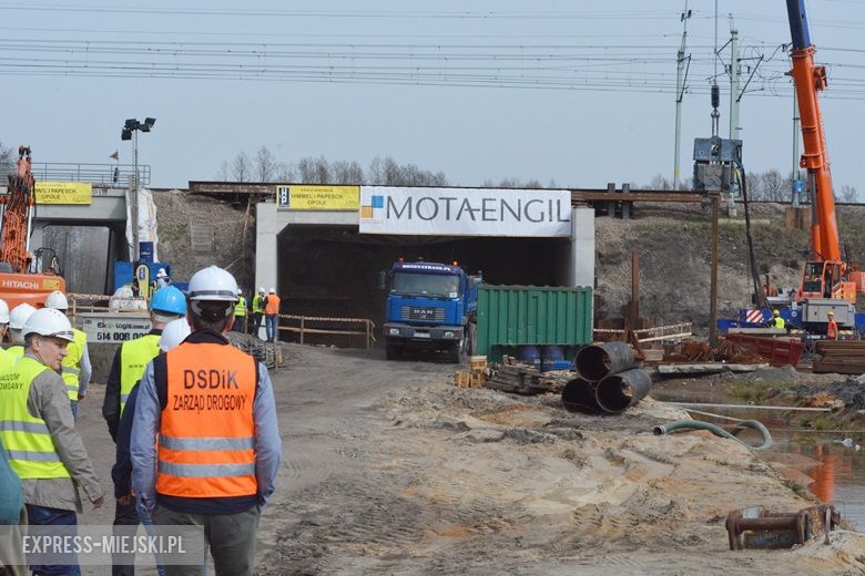 Prezentacja budowy przecisku pod nasypem kolejowym w Miękini