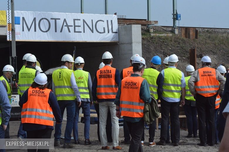 Prezentacja budowy przecisku pod nasypem kolejowym w Miękini