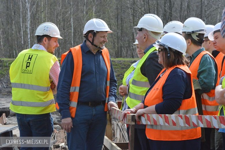 Prezentacja budowy przecisku pod nasypem kolejowym w Miękini