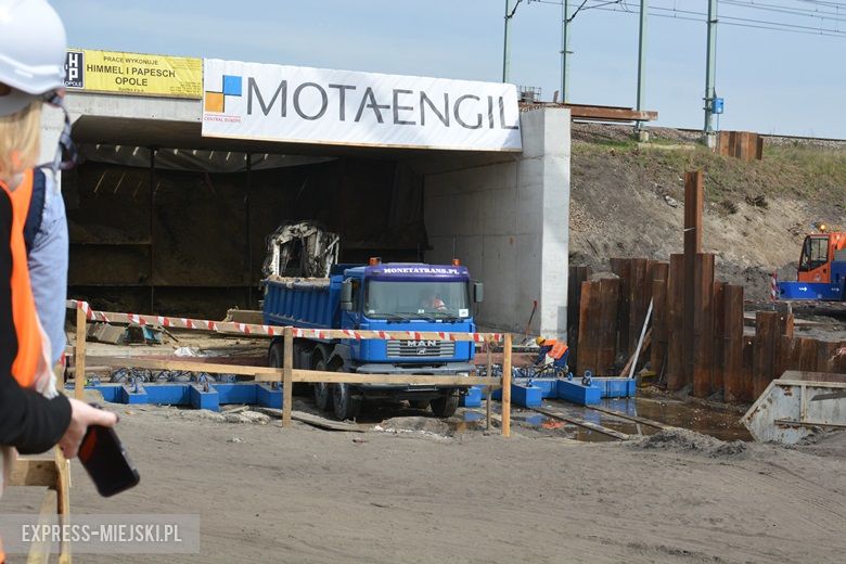 Prezentacja budowy przecisku pod nasypem kolejowym w Miękini