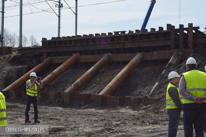 Prezentacja budowy przecisku pod nasypem kolejowym w Miękini