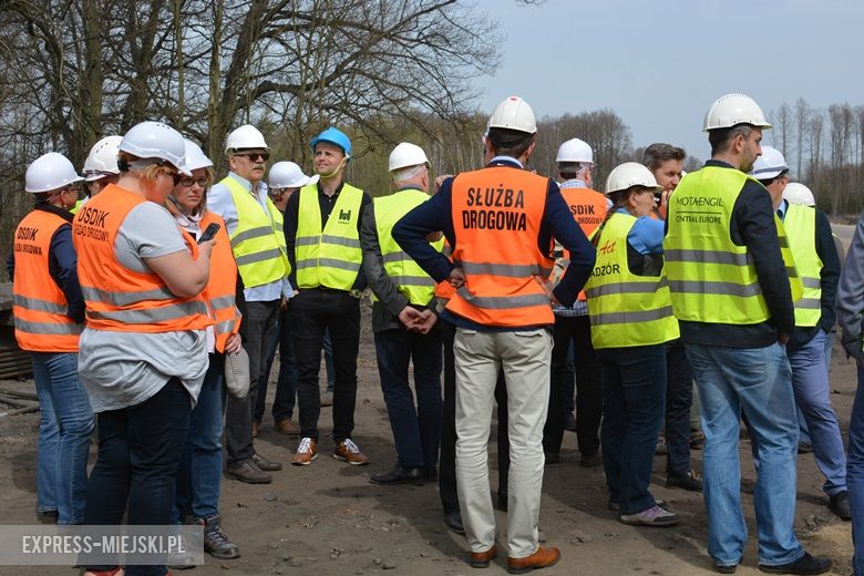 Prezentacja budowy przecisku pod nasypem kolejowym w Miękini