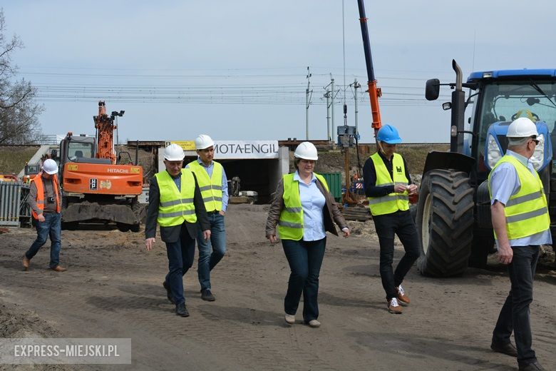 Prezentacja budowy przecisku pod nasypem kolejowym w Miękini