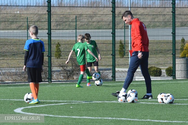 Wspólny trening młodych piłkarzy