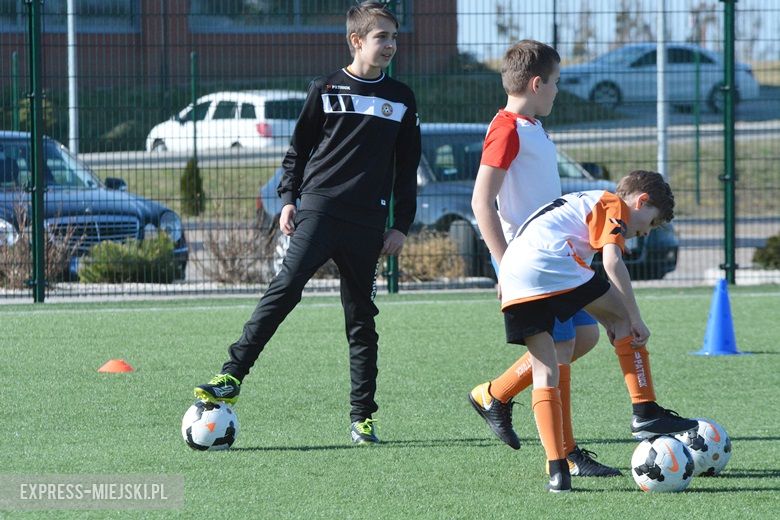 Wspólny trening młodych piłkarzy