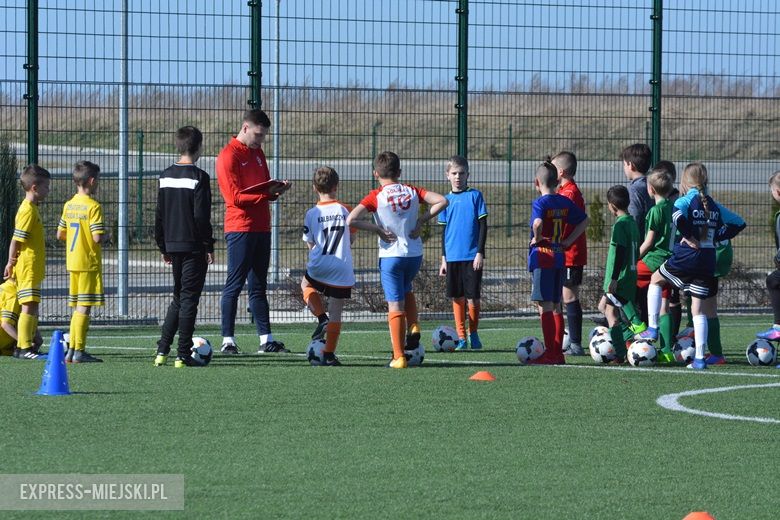 Wspólny trening młodych piłkarzy