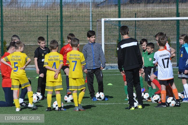 Wspólny trening młodych piłkarzy