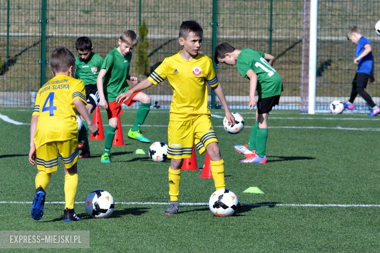 Wspólny trening młodych piłkarzy