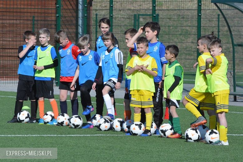 Wspólny trening młodych piłkarzy