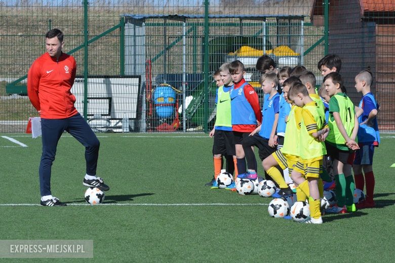 Wspólny trening młodych piłkarzy